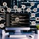 Modernes Büro mit WordPress Dashboard und schwebenden Martech-Icons wie Salesforce, Mailchimp, Google Analytics, Tag Manager, Consent Management, Lead-Formulare und CDP, die durch Datenflüsse verbunden sind.