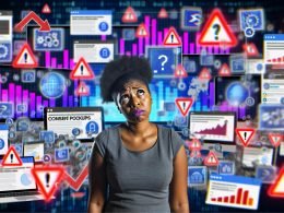 Marketing-Person überfordert von digitalen Bildschirmen, Dashboards, Consent-Popups, Adblocker-Icons und Warnhinweisen mit Datenschutzelementen im Hintergrund.