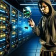 Entschlossener Digital Marketer mit Lupe in dunklem Serverraum, hebt leuchtende SEO-Boost-Elemente und versteckte technische Fehler wie Broken Links und doppelte Inhalte hervor.