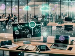 Aufgeräumter Schreibtisch in einem Großraumbüro mit Laptop, Tablet, Smartphone und Cloud-Diagrammen, umgeben von dynamischen Datenströmen und teamorientierten Workspace-Szenen.