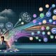 Illustration einer modernen Marketingabteilung mit digitalen Tools, leuchtenden Datenströmen und einem Manager vor einem Dashboard, umgeben von Software-Symbolen und Automationselementen.