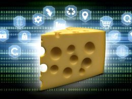 Metaphorischer Schweizer Käse mit großen Löchern, durch die Marketing- und Analyse-Symbole fallen, umgeben von Adblocker- und Datenschutz-Icons, vor einem digital-statischen Hintergrund.