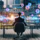 Business-Person arbeitet vor Monitoren mit LinkedIn Native Ads, digitalen Datenströmen und KI-Symbolen in einem urbanen Office mit Blick auf Hochhäuser.
