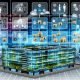 Futuristisches Bürogebäude mit transparenten Datenströmen, zentraler Kontrollzentrale, abstrahierten Governance-Ebenen, technischen Dashboards, Datenschutz- und Security-Icons sowie chaotischen Datensilos und effektiven Monitoring-Lösungen.
