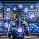 Futuristischer B2B-Marketer an Workstation mit Hologrammen von LinkedIn-Logos, Consent-Icons, Datenpipelines, Analyse-Dashboards und Audience Network in kühlen Blau- und Lilatönen.