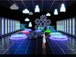 SEO-Profi analysiert Algorithmen in futuristischem Maschinenraum mit Servern, Zahnrädern, Analysegrafiken und schemenhaften Figuren historischer Algorithmus-Updates im Hintergrund.