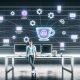 Futuristische Schaltzentrale mit großen Monitoren, die digitale Workflows, Automatisierungsdiagramme und App-Icons zeigen. Ein Marketer hält einen Kaffee, im Hintergrund laufen autonome Prozesse mit leuchtenden Symbolen und Zahnrädern.