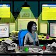 Erschöpfter Content Creator an chaotischem Schreibtisch, umgeben von Monitoren mit Code, Analysen und SEO-Tools, in moderner Büroatmosphäre bei Dämmerung.