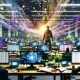 Dynamisch-chaotisches Großraumbüro mit leuchtenden Datenströmen, vielen Bildschirmen und einer konzentrierten Person, die Klarheit ins Chaos bringt.