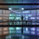 Futuristisches PR-Büro mit großen Bildschirmen, die bunte PR-Analytics und KPIs in Echtzeit anzeigen. PR-Experte analysiert Datenströme mit Metriken und Visualisierungen.