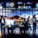 SEO-Team analysiert an einem modernen Arbeitsplatz bunte Bild-Thumbnails, Web-Ranking-Diagramme und Performance-Metriken, umgeben von Google Lens-, Core Web Vitals- und modernen Bildformat-Icons.