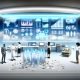 Futuristisches PR-Büro mit digitalem Dashboard, holografischen Arbeitsflächen und verblassenden analogen Geräten im Hintergrund