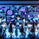 Futuristisches Marketingbüro mit Daten-Dashboards, kreativen Teams, Live-Analysen und holografischen Infografiken.