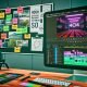 Dynamischer Workspace mit Videoeditor, der auf einem großen Monitor bunte UI-Elemente einer Schnittsoftware und vertikale Kurzvideos im 9:16-Format bearbeitet. Auf dem Tisch liegen Kamera-Equipment, Kopfhörer, Tablet mit Performance-Charts und kreative Notizen.