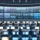 Marketer analysieren digitale Dashboards mit Kampagnendaten, Audience-Clustern und kreativen Assets in einem Hightech-Kontrollraum für programmatische Werbeoptimierung.