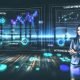 Genderneutrale Person mittleren Alters in futuristischer Büroumgebung vor digitalen Dashboards mit Datenströmen und schwebenden Marketing-Begriffen wie KPI und Automation.