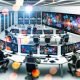 Illustration eines modernen Marketing-Offices aus der Vogelperspektive mit Curved-Monitoren, Dashboards, fokussiertem Team, Whiteboards und Server-Racks in Hightech-Atmosphäre.