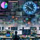 Moderner Workspace mit mehreren Monitoren, bunten Dashboards, Codezeilen, tickender Digitaluhr, Diagrammen und Team aus Data Scientists und Entwickler:innen. Im Hintergrund verschmelzen Plista-Logos und Datenströme.