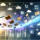 Dynamische Person kippt Aktenordner in einen leuchtenden Datenstrom, der in ein Dashboard mit anschaulichen Grafiken übergeht, umgeben von Symbolen für verschiedene Datenquellen in einem modernen Arbeitsumfeld.