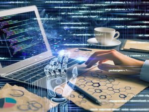 Schreibtisch mit offenem Laptop, auf dessen Bildschirm SEO-Tools und Code sichtbar sind. Menschliche und KI-Hand tippen gemeinsam, umgeben von Notizblock, Stiften, Tasse Kaffee und Papieren mit SEO-Skizzen. Digitale Datenströme im Hintergrund.