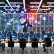 Dynamisches, modernes Büro voller Marketer und Serverracks, mit bunten Dashboards, Datenströmen, Visualisierungen und einer Person am Touchscreen.