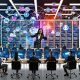 Dynamisches, modernes Büro voller Marketer und Serverracks, mit bunten Dashboards, Datenströmen, Visualisierungen und einer Person am Touchscreen.