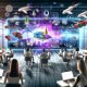 Futuristischer Online-Marketing-Arbeitsplatz mit transparentem AR-Display, 3D-Produktmodellen und interaktiven Nutzer:innen.