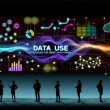 Futuristische Titelillustration mit leuchtendem Schriftzug 'Datennutzung: Strategien für smarte Datenmacht', umgeben von Datenströmen, Datenpunkten, modernen Businessmenschen und digitalen Visualisierungen, die Fortschritt und intelligente Datennutzung zeigen.