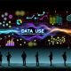 Futuristische Titelillustration mit leuchtendem Schriftzug 'Datennutzung: Strategien für smarte Datenmacht', umgeben von Datenströmen, Datenpunkten, modernen Businessmenschen und digitalen Visualisierungen, die Fortschritt und intelligente Datennutzung zeigen.