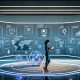 Futuristischer Arbeitsplatz für digitale Vermarktung mit Computeranzeigen für Analytics, KI-Checklisten, Plista-Icons und kreativen Anzeigenvorschauen.