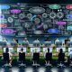 Redaktionsteam arbeitet in einem modernen Büro an großen Monitoren mit Flowcharts, Dashboards und SEO-Prozessen, umgeben von technischen Icons für Automatisierung und Tools.