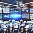 Marketer und Datenanalysten analysieren digitale Werbekampagnen an modernen Arbeitsplätzen mit Echtzeit-Dashboards und Machine-Learning-Optimierung für digitale Banner.