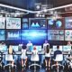 Marketer und Datenanalysten analysieren digitale Werbekampagnen an modernen Arbeitsplätzen mit Echtzeit-Dashboards und Machine-Learning-Optimierung für digitale Banner.