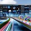 Stilisierter Computerarbeitsplatz mit mehreren leuchtenden Dashboards, die komplexe Datenvisualisierungen und automatisierte Insights für effizientes Online-Marketing anzeigen. Verschiedene Datenquellen sind durch farbige Datenströme digital verbunden, im Hintergrund eine innovative Stadt-Silhouette.