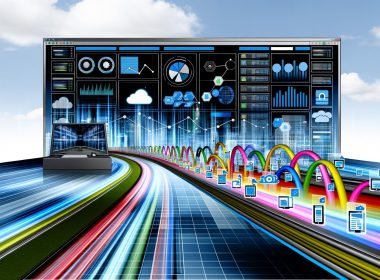 Stilisierter Computerarbeitsplatz mit mehreren leuchtenden Dashboards, die komplexe Datenvisualisierungen und automatisierte Insights für effizientes Online-Marketing anzeigen. Verschiedene Datenquellen sind durch farbige Datenströme digital verbunden, im Hintergrund eine innovative Stadt-Silhouette.