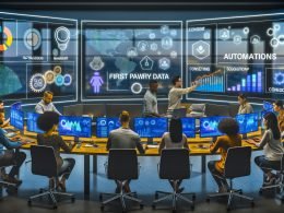 Futuristische Büro-Szene mit digitalen Dashboards, Consent-Popups, Datenfluss-Grafiken und Stichworten auf Glaswand in einer Marketingagentur
