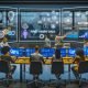 Futuristische Büro-Szene mit digitalen Dashboards, Consent-Popups, Datenfluss-Grafiken und Stichworten auf Glaswand in einer Marketingagentur