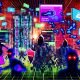 Digitale Collage mit Quora-Logo, Werbebannern, Bots, KI-Netzwerken, und einem Marketer, der Ad Fraud mit einem Schild abwehrt, alles in einem cyberpunkartigen, dystopischen Stil.