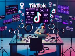 Moderner Workspace mit Marketer beim Schneiden eines TikTok-Videos, Smartphones, Ringlichtern und Bildschirmen mit TikTok-Analysen und Hashtags.