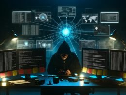 Nachtszene: IT-Profi in Kapuzenjacke arbeitet an mehreren Monitoren mit Cybersecurity-Analysen, umgeben von Sicherheits-Hardware und Post-its an der Wand.