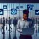 Modernes, offenes Büro bei Dämmerung mit vielfältigen Menschen, digitalen Checkboxen, Cookie-Bannern und Zertifikaten an Glaswänden. Spiegelungen zeigen User-Silhouetten mit Fragezeichen-Gesichtern; Stimmung leicht dystopisch.