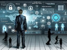 Geschäftsmann im Anzug bedient holografisches Sicherheits-Dashboard vor digitaler Wand mit Datenströmen, Firewalls, Überwachung und Schutzsymbolen in einem hochmodernen Büro, während Cyberbedrohungen abgewehrt werden.
