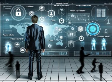 Geschäftsmann im Anzug bedient holografisches Sicherheits-Dashboard vor digitaler Wand mit Datenströmen, Firewalls, Überwachung und Schutzsymbolen in einem hochmodernen Büro, während Cyberbedrohungen abgewehrt werden.