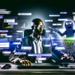 Digitale Szene mit SEO-Experte und abstrahiertem Google-Algorithmus-KI-Monster, das veraltete SEO-Taktiken verschlingt, umgeben von Ranking-Begriffen und Analyse-Diagrammen, vor abstürzenden Webseiten im Hintergrund.