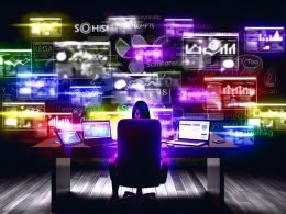 Illustration eines überfüllten Schreibtischs mit leuchtenden SEO-Geräten, geisterhaften Logos bekannter SEO-Tools im Hintergrund und einer überforderten Person, umgeben von wirren Datenströmen in dunkler Atmosphäre.