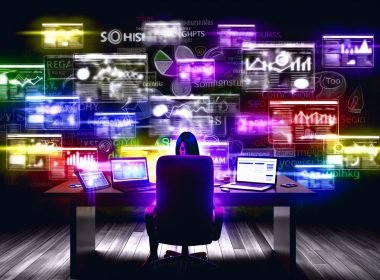 Illustration eines überfüllten Schreibtischs mit leuchtenden SEO-Geräten, geisterhaften Logos bekannter SEO-Tools im Hintergrund und einer überforderten Person, umgeben von wirren Datenströmen in dunkler Atmosphäre.