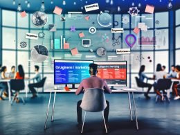Marketer an Schreibtisch mit zwei Bildschirmen, Quora-Dashboard, nativer Anzeige im Quora-Feed, Sticky Notes zu Storytelling, Targeting und Performance, Kollegen im modernen Office-Hintergrund