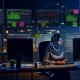 Unternehmer arbeitet nachts im modernen Büro konzentriert an SEO-Analysen mit mehreren Monitoren voller Daten, Diagramme, Fehler und Ampelsignale