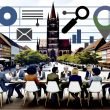 Geschäftsleute diskutieren im Straßencafé vor dem Nürnberger Hauptmarkt und der Frauenkirche, digitale SEO-Icons sind in die urbane Szene eingebettet.