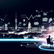 SEO-Berater*innen-Team mit digitalen Tools und Charts vor Münchens Skyline, darunter Olympiaturm und Frauenkirche, in einer modernen, technisch geprägten Szene.